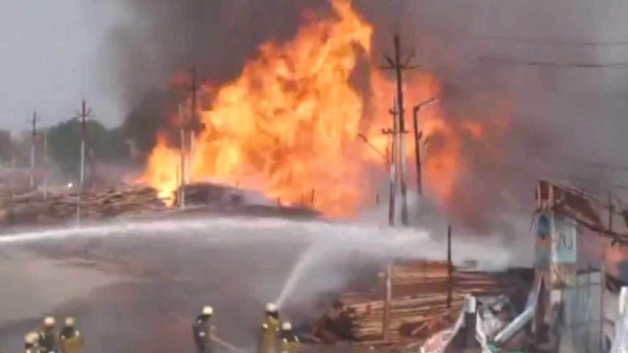 Photo of UP के प्रयागराज में टेंट के गोदाम में लगी भीषण आग