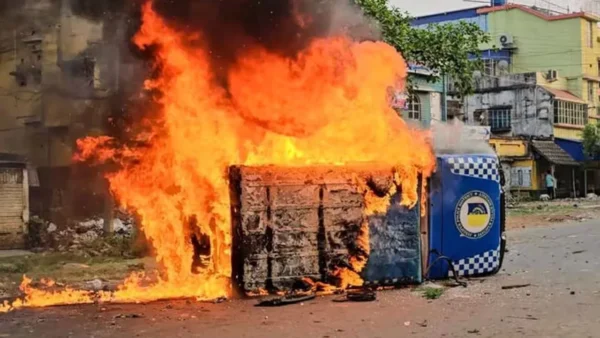 Photo of पश्चिम बंगाल में वक्फ कानून के खिलाफ प्रदर्शन ने लिया हिंसक रूप, कई पुलिसकर्मी घायल