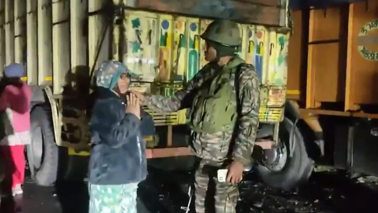 Photo of रामबन में बादल फटने से तबाही, 100 घर तबाह – सेना और पुलिस ने संभाली मोर्चा