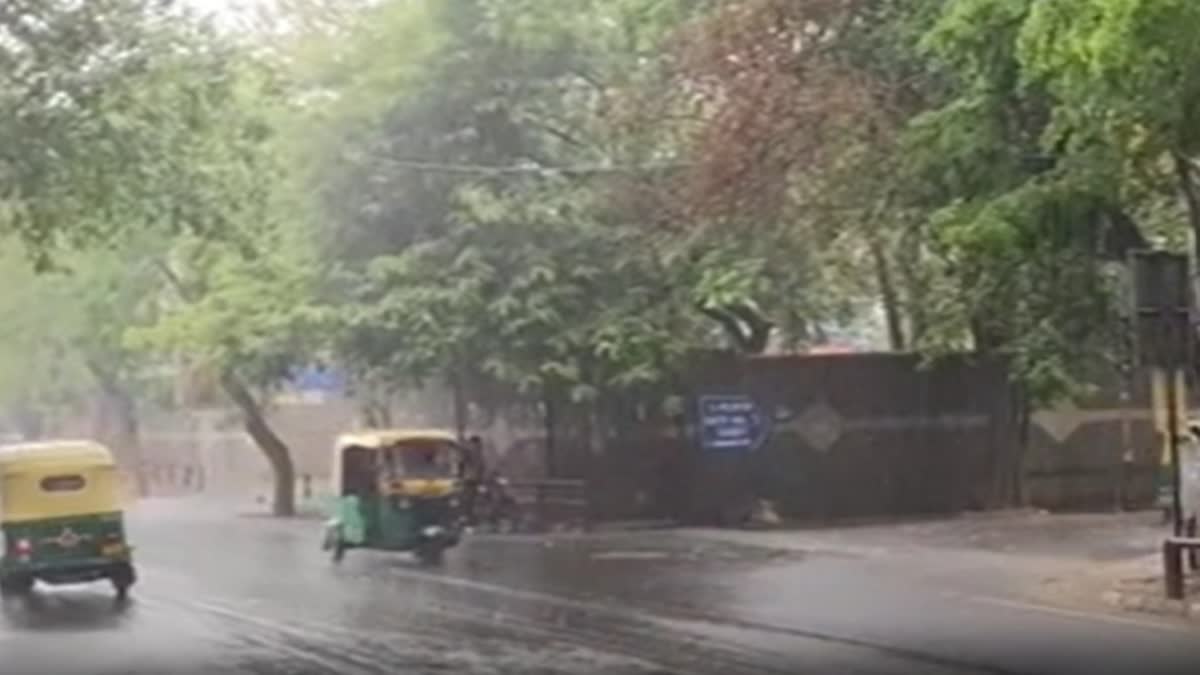 Photo of दिल्ली-NCR में अचानक बदला मौसम का मिजाज, कई इलाकों में तेज बारिश