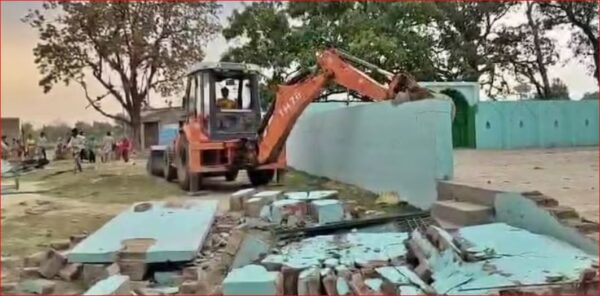 Photo of UP : महराजगंज, श्रावस्ती व बहराइच में ध्वस्त किया गया अवैध निर्माण