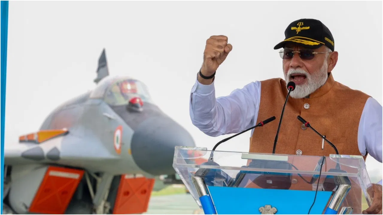 Photo of आदमपुर एयरबेस से गरजे प्रधानमंत्री मोदी-‘भारत माता की जय से कांपते हैं दुश्मन’