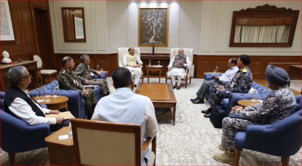 Photo of तीनों सेनाओं के प्रमुख पहुंचे PM आवास
