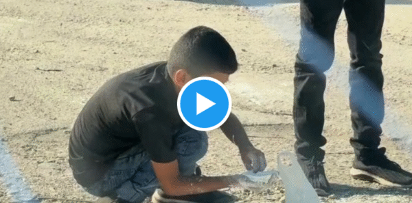 Photo of ये गाजा का Video है : बच्चे भूख मिटाने के लिए रेत तक खाने को मजबूर हैं