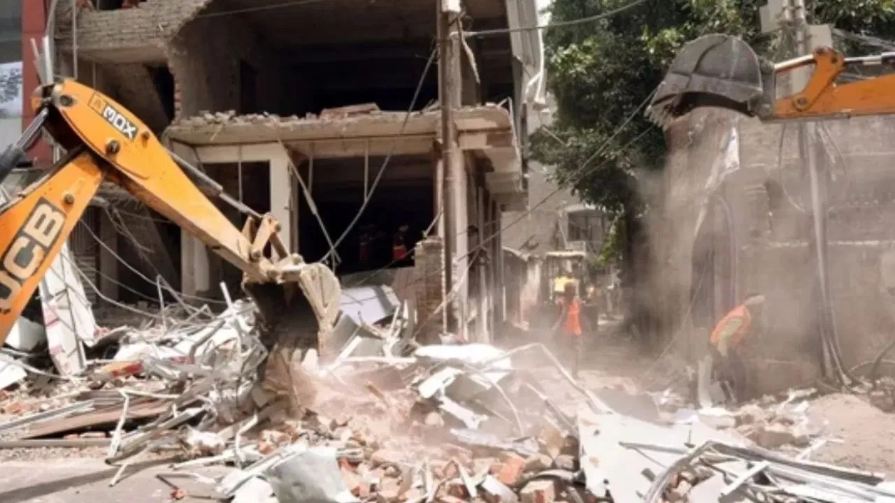 Photo of बुलडोजर कार्रवाई पर सख्त हाई कोर्ट, तहसीलदार पर लगाया इतने लाख का जुर्माना