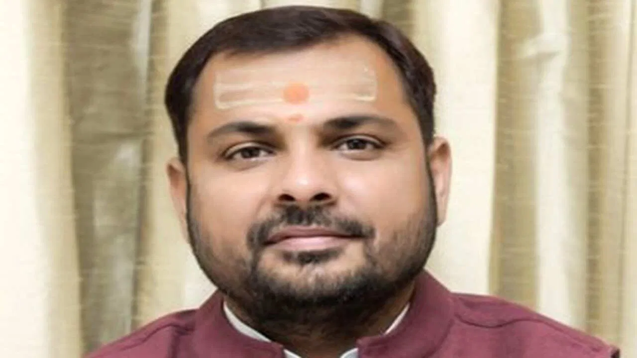 Photo of ओवरलोड ट्रक छुड़वाने पहुंचे विधायक पर मारपीट का आरोप, सपा ने बीजेपी पर बोला हमला