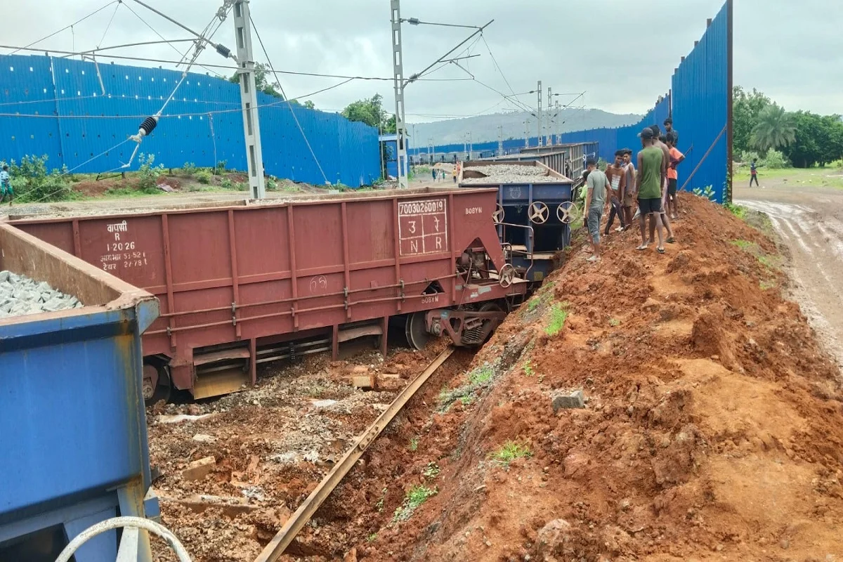 Photo of झारखंड के साहिबगंज में बड़ा रेल हादसा टला:, मालगाड़ी के डिब्बे पटरी से उतरे