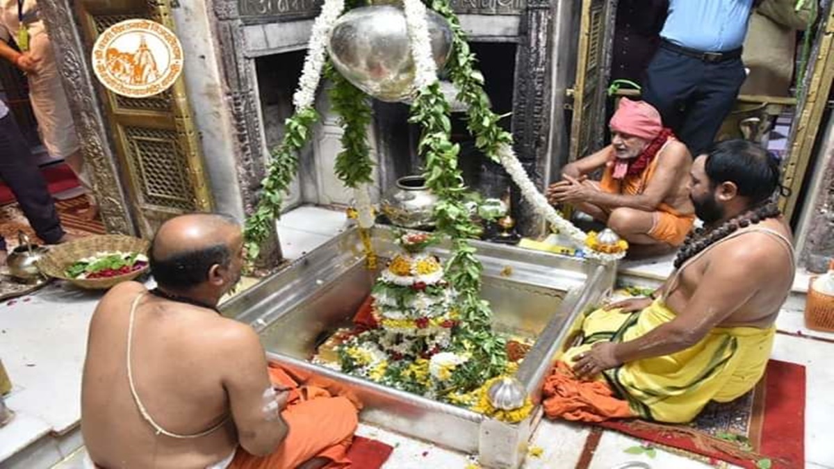 Photo of श्रावण का पहला सोमवार: काशी विश्वनाथ मंदिर में उमड़ा आस्था का सैलाब, ‘हर हर महादेव’ से गूंजा वातावरण