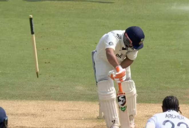 Photo of हवा में उड़ा स्टंप, जोफ्रा की गेंदबाज़ी के आगे धराशायी भारत !