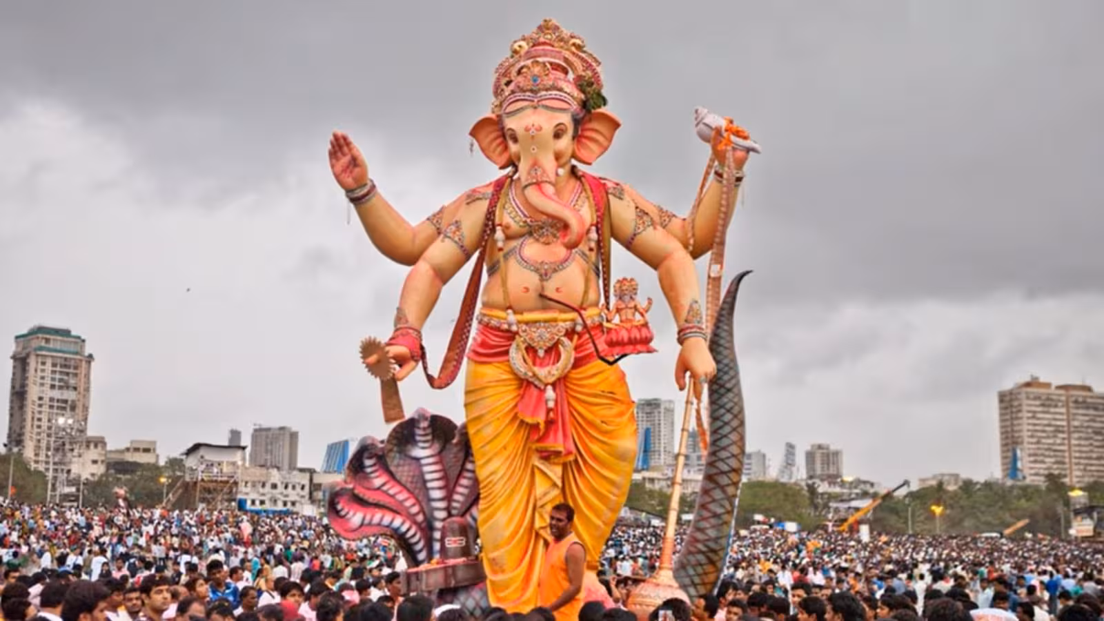 Photo of गणेश चतुर्थी 2025: बप्पा के रंग में रंगा बॉलीवुड, सितारों ने सोशल मीडिया पर दी शुभकामनाएं