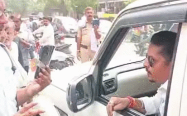 Photo of हाथरस में BJP MLC के बेटे का ट्रैफिक पुलिस से विवाद, वीडियो वायरल
