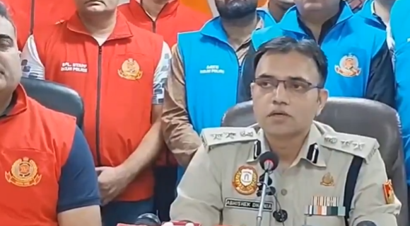 Photo of ‘लॉरेंस बिश्नोई साहब’ कहने पर दिल्ली पुलिस घिरी सवालों में, Video वायरल