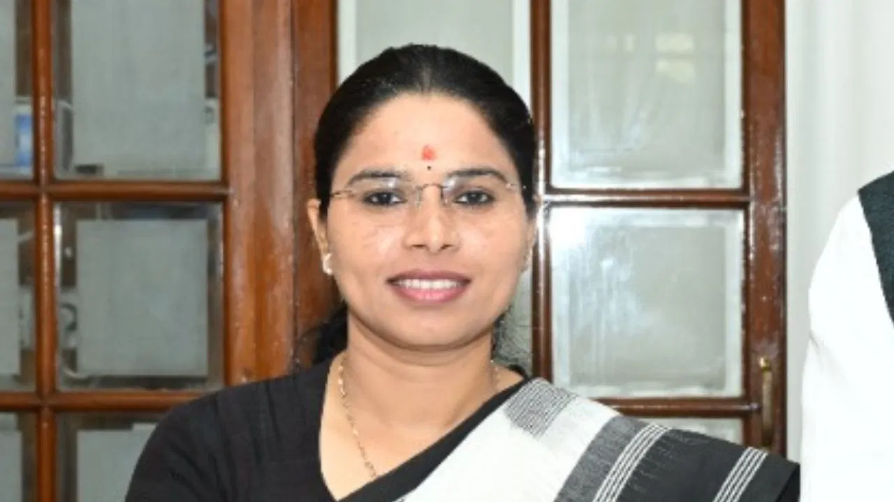 Photo of सीएम योगी की तारीफ करना पड़ा भारी, सपा विधायक पूजा पाल को अखिलेश यादव ने दी ये सजा