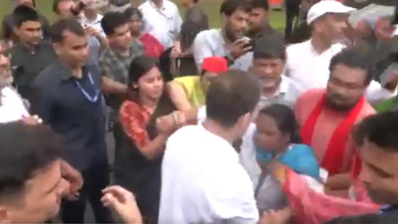 Photo of ECI के नोटिस पर राहुल गांधी का पलटवार-‘डेटा आयोग का है, साइन मैं क्यों करूं?’