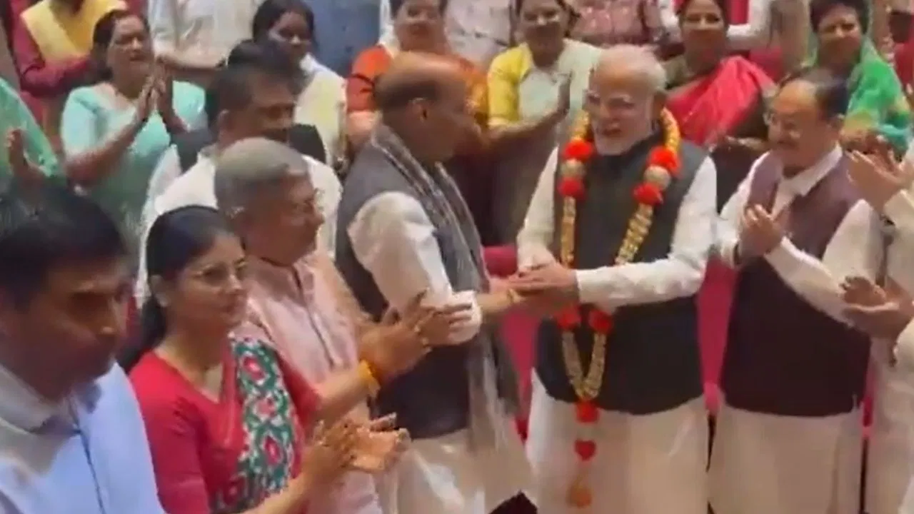 Photo of ‘हर हर महादेव’ के नारों के साथ NDA सांसदों ने किया मोदी का स्वागत