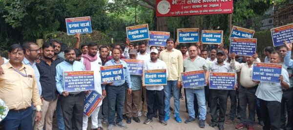 Photo of लखनऊ में आल इंडिया टिप वेलफेयर एसोसिएशन का विरोध प्रदर्शन, SLA पेनाल्टी पर सीजीएम से हुई अहम वार्ता