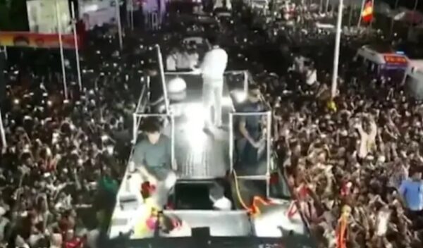 Photo of वीडियो: करूर रैली में सुपरस्टार विजय को देखने उमड़ी भीड़, भगदड़ में 38 लोगों की गई जान