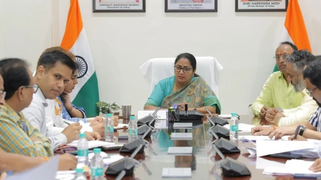 Photo of सीएम बैठकों में रिश्तेदारों की मौजूदगी पर विवाद: क्या कहता है नियम?