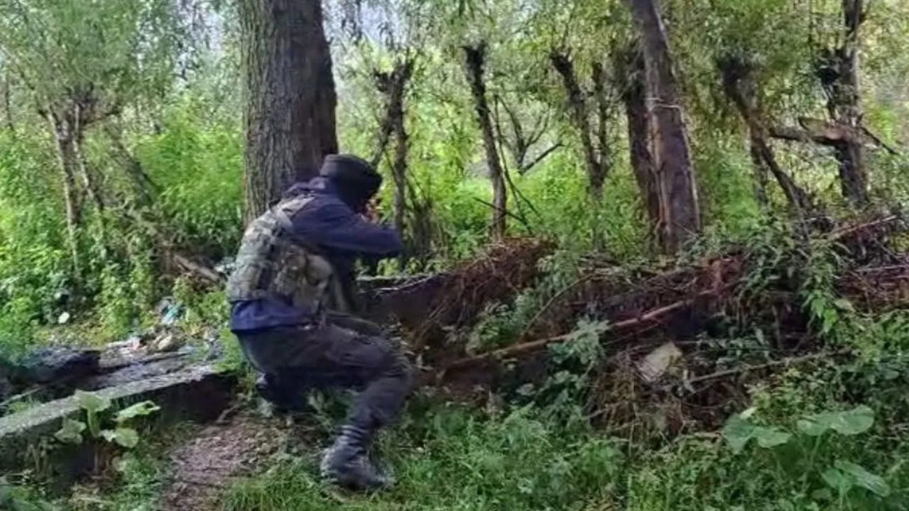 Photo of उधमपुर मुठभेड़: आतंकियों की गोलीबारी में एक जवान शहीद, सेना का सर्च ऑपरेशन जारी