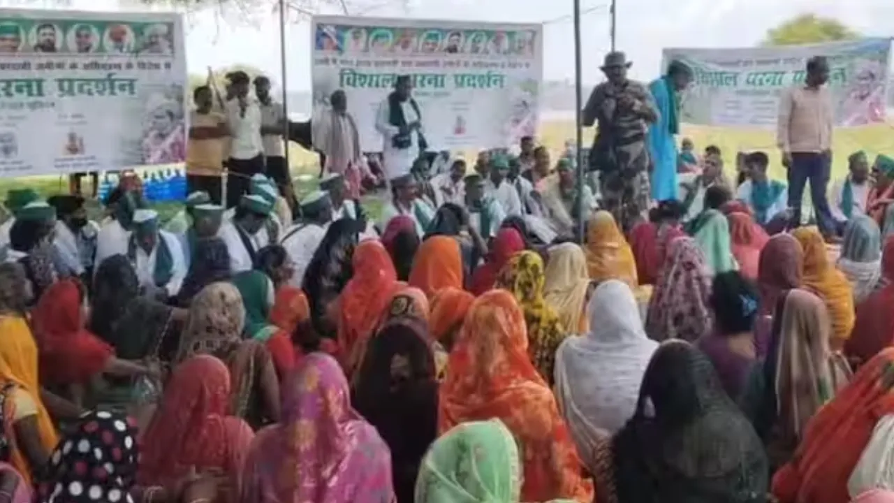 Photo of “पीएम मोदी के गोद लिए गांव में जमीन विवाद, किसानों का धरना जारी”