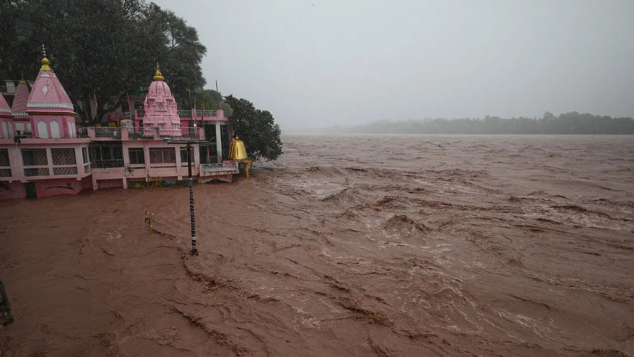 Photo of बारिश और बाढ़ का कहर: पंजाब-हिमाचल में तबाही, तमिलनाडु-बिहार सूखे से जूझ रहे