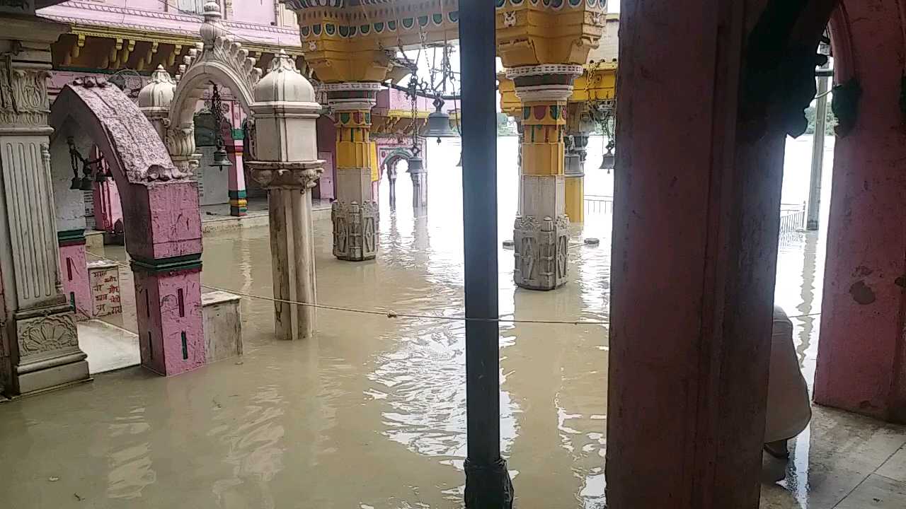 Photo of मथुरा में यमुना का कहर: खतरे के निशान से 51 सेमी ऊपर बह रही नदी, कई गांवों का संपर्क टूटा