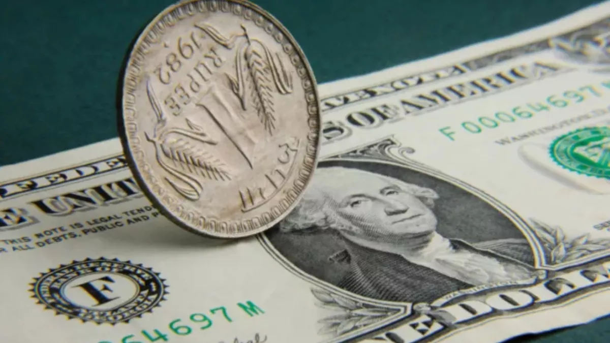 Photo of रुपये में दो हफ्तों की सबसे बड़ी गिरावट, डॉलर के मुकाबले इतने पर पहुंचा रुपया 