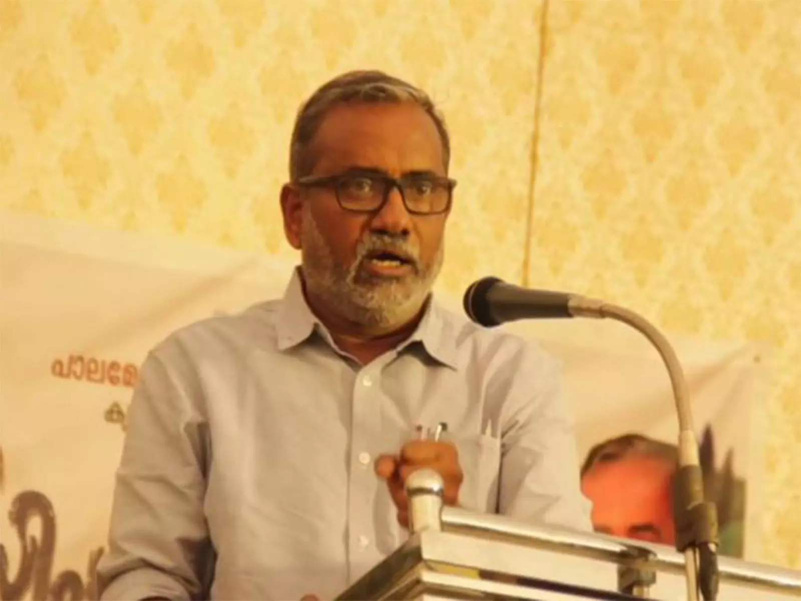 Photo of केरल में कृषि मंत्री के बयान से बवाल: “लोग जंगली सूअर खाएं, तो खत्म हो जाएगी समस्या”