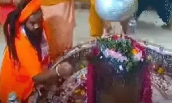 Photo of महाकालेश्वर मंदिर के गर्भगृह में पुजारी और महंत के बीच विवाद, ड्रेस कोड को लेकर मचा हंगामा