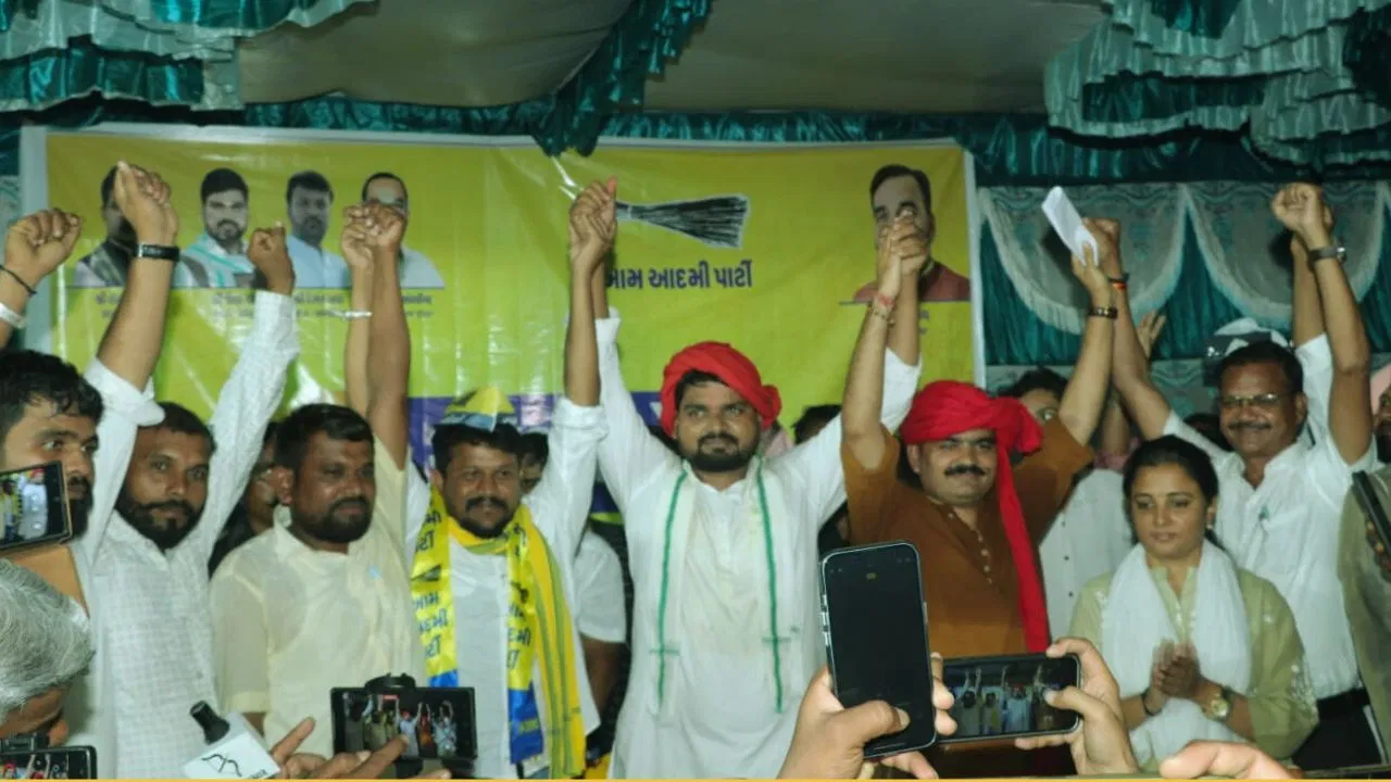 Photo of गुजरात के छोटा उदयपुर में आम आदमी पार्टी का शक्ति प्रदर्शन, भाजपा-कांग्रेस के कई नेता AAP में शामिल
