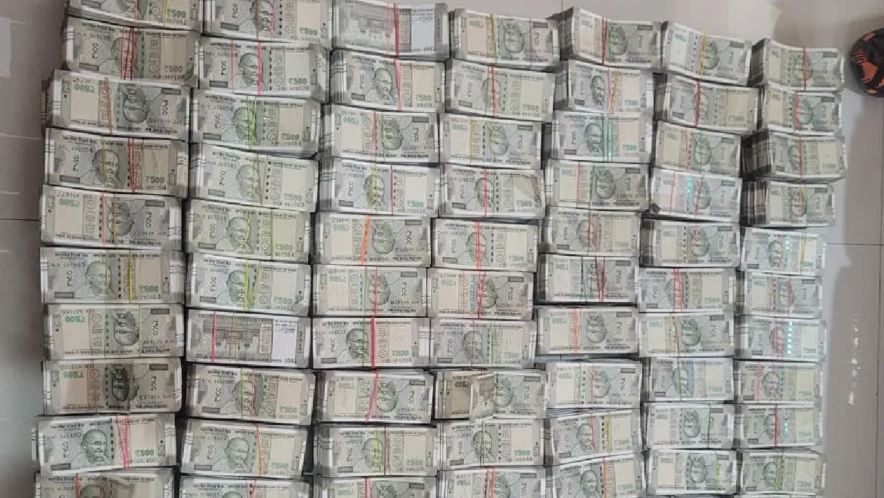 Photo of NHIDCL घूसकांड: 10 लाख रिश्वत लेते पकड़ा गया अधिकारी, करोड़ों की संपत्ति का खुलासा 