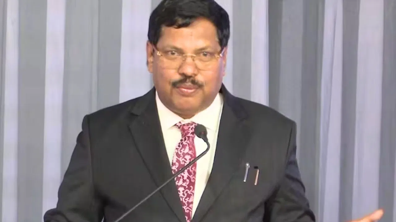 Photo of CJI बी.आर. गवई पर सुप्रीम कोर्ट में हमला करने की कोशिश, सुरक्षा कर्मियों ने बचाई स्थिति