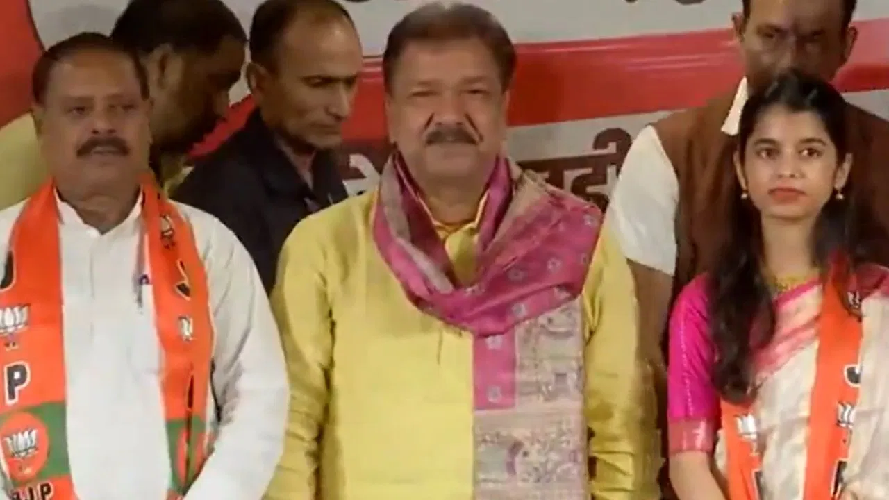 Photo of लोकगायिका मैथिली ठाकुर ने थामा बीजेपी का दामन, अलीनगर सीट से लड़ सकती हैं चुनाव