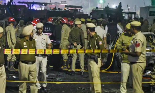 Photo of दिल्ली में धमाका: लाल किला मेट्रो स्टेशन के गेट-1 और 4 बंद, हाई अलर्ट जारी; 4 संदिग्धों पर POLICE की नजर