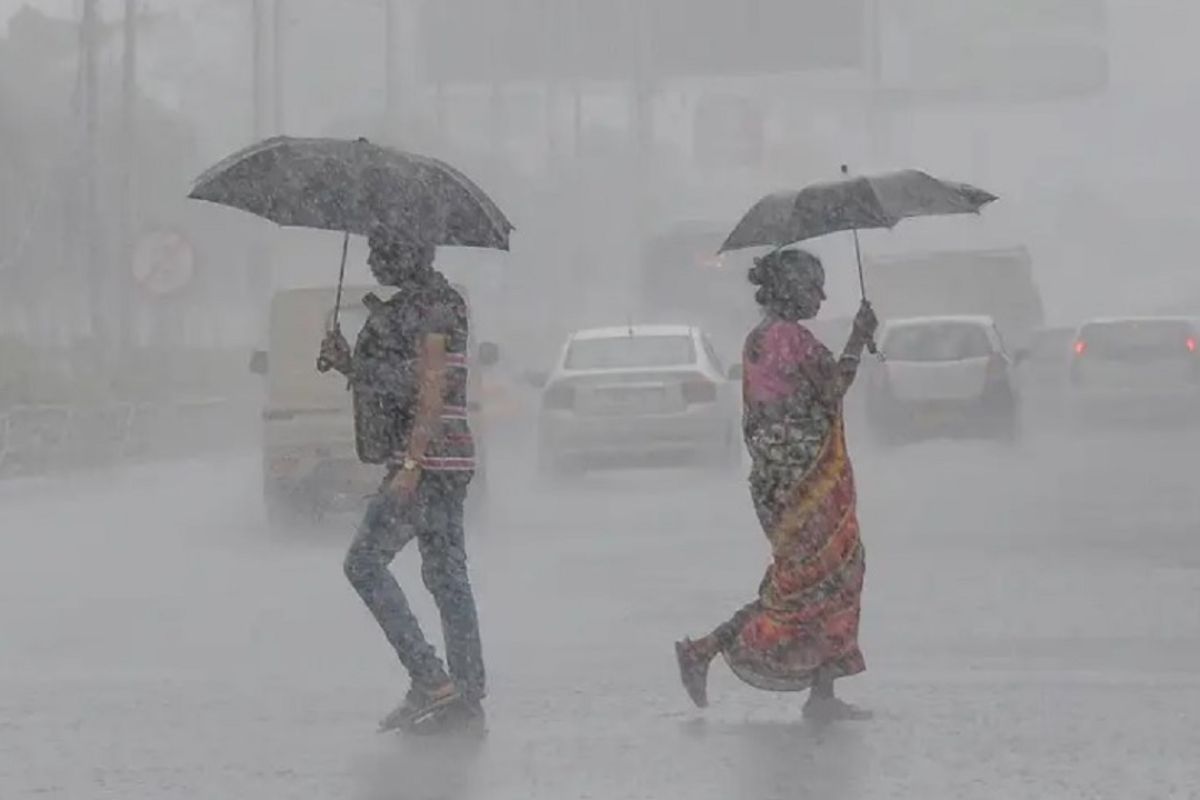 Photo of यूपी के इन 12 जिलों में हो सकती है हल्की बारिश, जानें मौसम कब होगा शुष्क