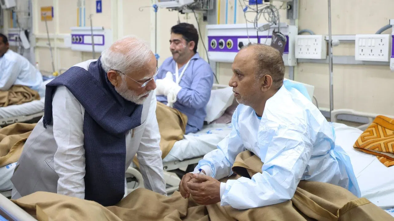 Photo of प्रधानमंत्री मोदी ने दिल्ली ब्लास्ट पीड़ितों से मुलाकात की, जानें क्या कहा