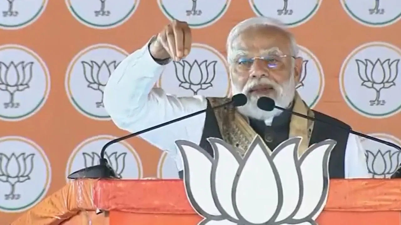 Photo of सीतामढ़ी रैली में पीएम मोदी का आरजेडी पर हमला — कहा, “बिहार का बच्चा डॉक्टर बने, रंगदार नहीं”