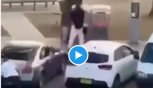 Photo of सिडनी के बॉन्डी बीच गोलीकांड में एक संदिग्ध की पहचान, पुलिस जांच जारी, देखें फायरिंग का पूरा वीडियो