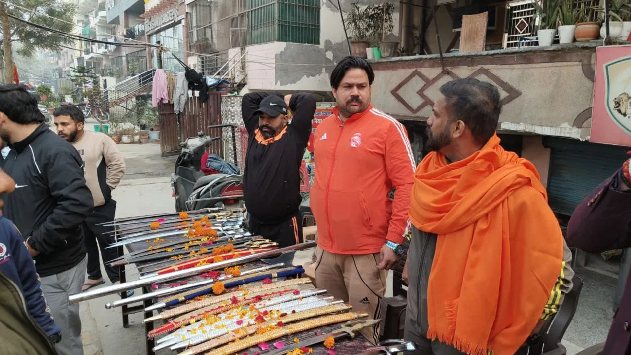 Photo of हिंदू रक्षा दल ने आमजनों को बाटे तलवारें, आत्म-सुरक्षा पर जोर