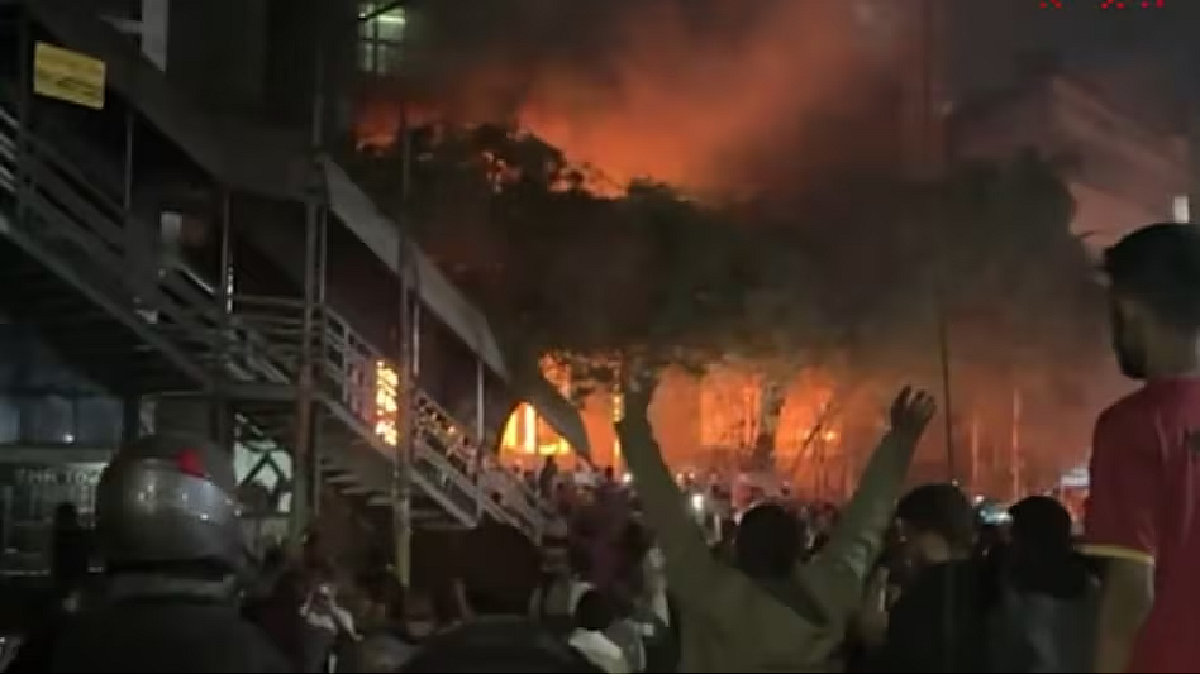 Photo of बांग्लादेश में छात्र नेताओं पर हिंसा जारी, उस्मान हादी की मौत के बाद अब NCP नेता मोतालेब सिकदर पर फायरिंग