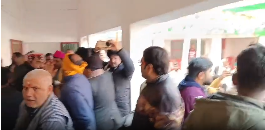 Photo of मधुबनी कांग्रेस कार्यालय में बवाल, समीक्षा बैठक के दौरान कार्यकर्ताओं में मारपीट