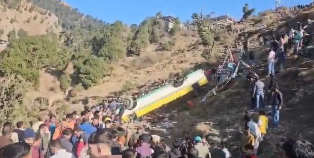Photo of हिमाचल में दर्दनाक हादसा: हरिपुरधार में बस खाई में गिरी, 14 लोगों की मौत