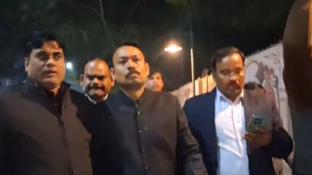 Photo of ‘20 मिनट तक जबरन रोका गया’-बरेली के सिटी मजिस्ट्रेट अलंकार अग्निहोत्री ने DM पर लगाए गंभीर आरोप