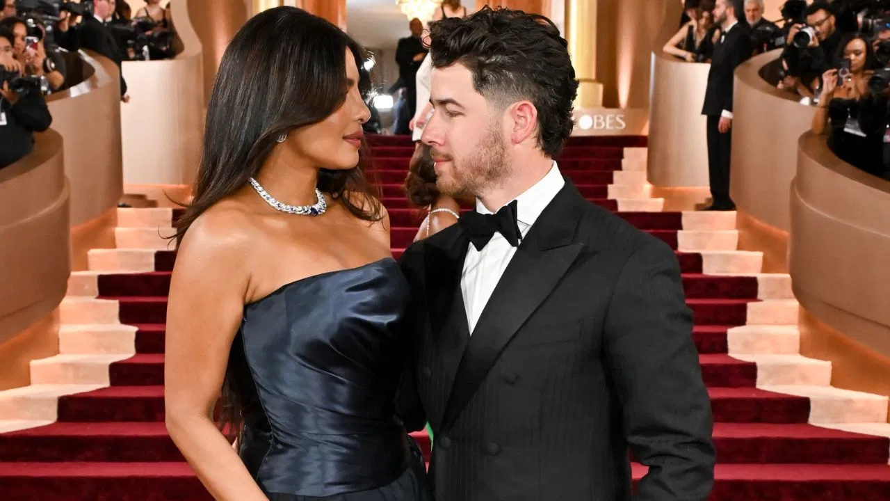 Photo of प्रियंका चोपड़ा ने रेड कार्पेट पर बिखेरा ग्लैमर, पति निक जोनस संग दिखी रोमांटिक केमिस्ट्री