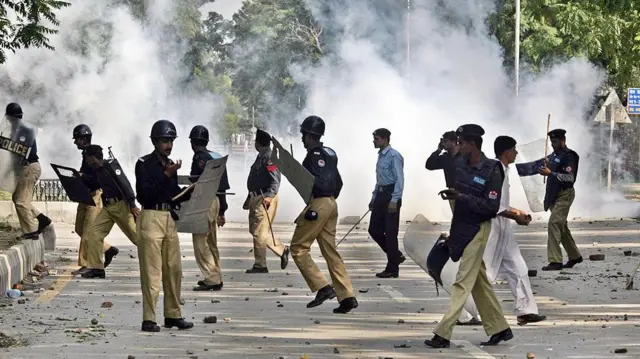 Photo of इस्लामाबाद में मस्जिद पर सुसाइड ब्लास्ट, 12 की मौत