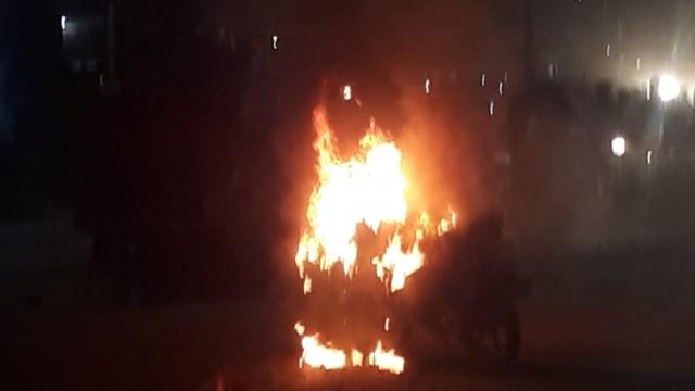 Photo of 10वीं के छात्र को घर में कैद कर जिंदा जलाने की कोशिश, इलाके में तनाव