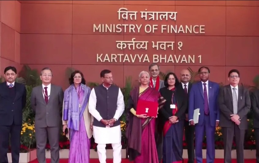 Photo of बजट 2026-27: ‘विकसित भारत’ के रोडमैप के साथ संसद पहुंचीं वित्त मंत्री, शेयर बाजार में गिरावट, सोना-चांदी के दाम लुढ़के