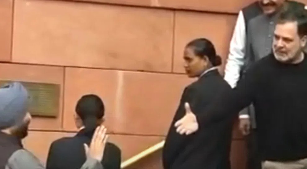 Photo of संसद परिसर में राहुल गांधी और रवनीत बिट्टू के बीच जुबानी जंग, हाथ मिलाने से इनकार