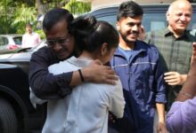 Photo of शराब नीति केस से राहत मिलते ही छलके केजरीवाल के आंसू, सिसोदिया को गले लगाकर जताई भावनाएं