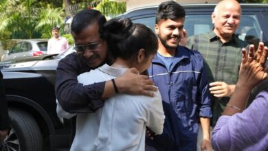Photo of शराब नीति केस से राहत मिलते ही छलके केजरीवाल के आंसू, सिसोदिया को गले लगाकर जताई भावनाएं